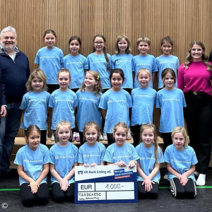 VR-Bank mit Narrhalla Präsident und dem PP, Sternchen mit den Trainingsshirts